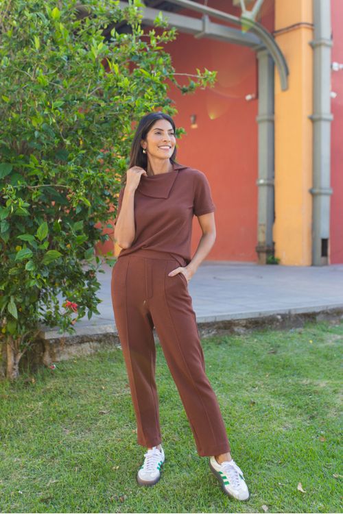 CALCA-JOGGING-EM-MALHA-HERITAGE-CONFORTO-E-ESTILO-NO-MESMO-LOOK--CONFECCIONADA-EM-MALHA-HERITAGE-DE-TOQUE-MACIO-ESTA-CALCA-JOGGING-TRAZ-COS-COM-ELASTICO-NAS-COSTAS-GARANTINDO-AJUSTE-PERFEITO-AO-CORPO.-POSSUI-NERVURA-FRONTAL-QUE-ALONGA-A-SILHUETA-BOLSO-FACA-FUNCIONAL-E-ZIPER-FALSO-PARA-UM-VISUAL-MODERNO-COM-PRATICIDADE.-PERFEITA-PARA-PRODUCOES-CASUAIS-E-ELEGANTES-NO-DIA-A-DIA.
