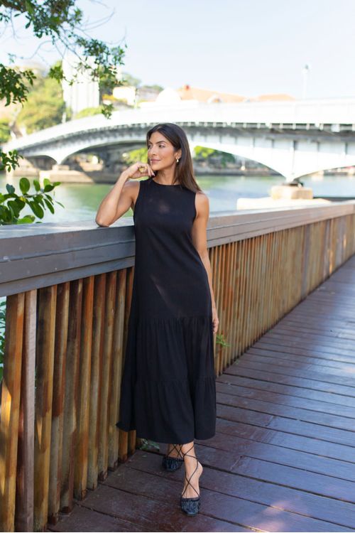 VESTIDO-MIDI-EM-TECIDO-PLANO-DE-VISCOSE-MAQUINETADA-COM-CAIMENTO-SUAVE-E-TOQUE-MACIO.-TEM-DECOTE-CANOA-DETALHE-EM-GOTA-COM-BOTAO-NAS-COSTAS-ADICIONA-UM-CHARME-DELICADO-SEM-MANGAS-E-SAIA-COM-DUAS-MARIAS-PERFEITO-PARA-QUEM-BUSCA-ESTILO-E-BEM-ESTAR-NOS-DIAS-QUENTES.