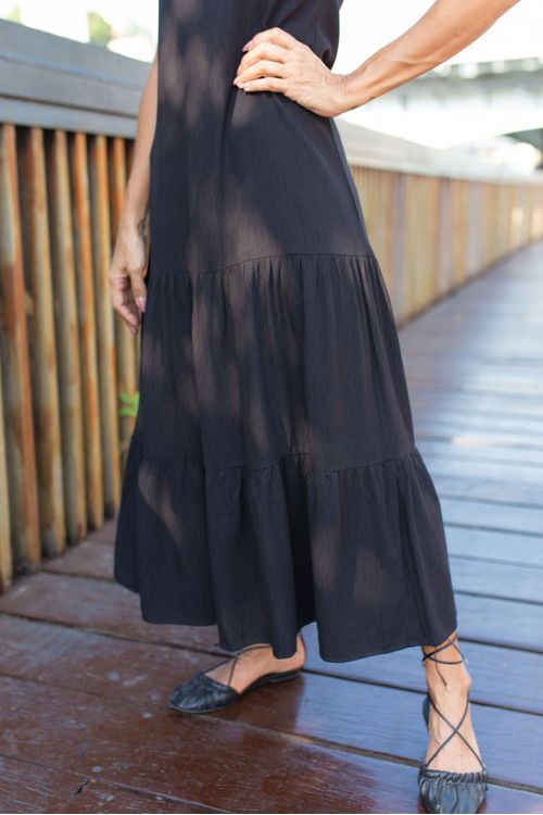 VESTIDO-MIDI-EM-TECIDO-PLANO-DE-VISCOSE-MAQUINETADA-COM-CAIMENTO-SUAVE-E-TOQUE-MACIO.-TEM-DECOTE-CANOA-DETALHE-EM-GOTA-COM-BOTAO-NAS-COSTAS-ADICIONA-UM-CHARME-DELICADO-SEM-MANGAS-E-SAIA-COM-DUAS-MARIAS-PERFEITO-PARA-QUEM-BUSCA-ESTILO-E-BEM-ESTAR-NOS-DIAS-QUENTES.