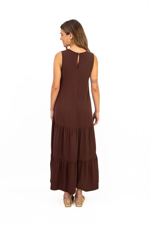 VESTIDO-MIDI-EM-TECIDO-PLANO-DE-VISCOSE-MAQUINETADA-COM-CAIMENTO-SUAVE-E-TOQUE-MACIO.-TEM-DECOTE-CANOA-DETALHE-EM-GOTA-COM-BOTAO-NAS-COSTAS-ADICIONA-UM-CHARME-DELICADO-SEM-MANGAS-E-SAIA-COM-DUAS-MARIAS-PERFEITO-PARA-QUEM-BUSCA-ESTILO-E-BEM-ESTAR-NOS-DIAS-QUENTES.