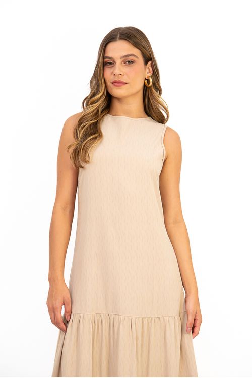 VESTIDO-MIDI-EM-TECIDO-PLANO-DE-VISCOSE-MAQUINETADA-COM-CAIMENTO-SUAVE-E-TOQUE-MACIO.-TEM-DECOTE-CANOA-DETALHE-EM-GOTA-COM-BOTAO-NAS-COSTAS-ADICIONA-UM-CHARME-DELICADO-SEM-MANGAS-E-SAIA-COM-DUAS-MARIAS-PERFEITO-PARA-QUEM-BUSCA-ESTILO-E-BEM-ESTAR-NOS-DIAS-QUENTES.