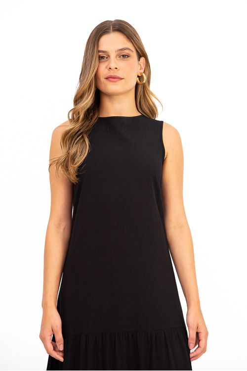 Vestido-midi-em-tecido-plano-de-viscose-maquinetada-com-caimento-suave-e-toque-macio.-Apresenta-decote-canoa-detalhe-em-gota-com-botao-nas-costas-sem-mangas-e-saia-com-duas-marias.-Ideal-para-dias-quentes-oferecendo-estilo-e-bem-estar.