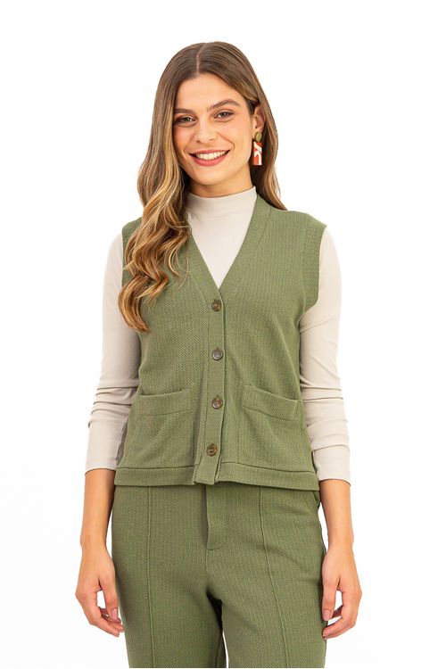 Colete-verde-feito-de-malha-com-decote-em-V-e-bolsos-chapados.-Ideal-para-compor-looks-casuais-e-elegantes.