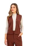 Colete-feito-de-malha-na-cor-chocolate-com-decote-em-V-e-bolsos-chapados.-Ideal-para-compor-looks-casuais-e-elegantes.