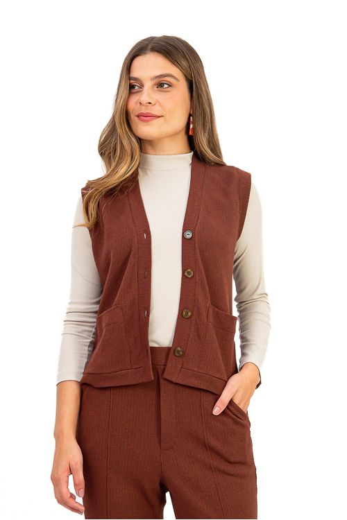 Colete-feito-de-malha-na-cor-chocolate-com-decote-em-V-e-bolsos-chapados.-Ideal-para-compor-looks-casuais-e-elegantes.