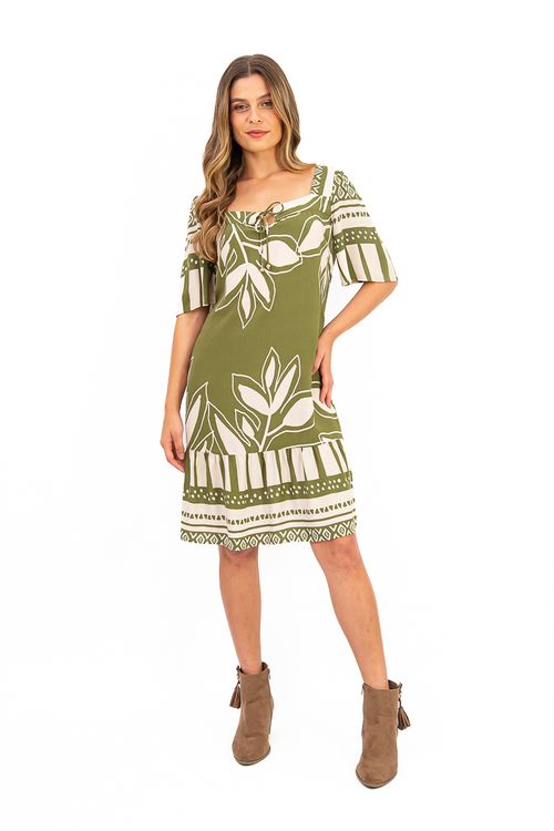Vestido-verde-com-estampa-botanica-branca-confeccionado-em-tecido-leve-e-fluido.-Apresenta-decote-quadrado-com-amarracao-mangas-curtas-e-barra-em-camadas-com-acabamento-franzido.-Ideal-para-ocasioes-casuais-e-especiais.
