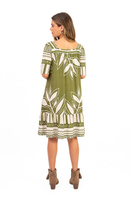 Vestido-verde-com-estampa-botanica-branca-confeccionado-em-tecido-leve-e-fluido.-Apresenta-decote-quadrado-com-amarracao-mangas-curtas-e-barra-em-camadas-com-acabamento-franzido.-Ideal-para-ocasioes-casuais-e-especiais.