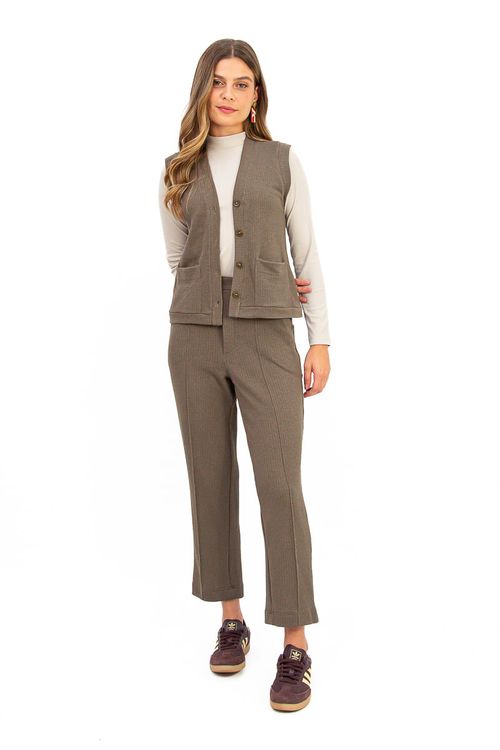 Calca-jogging-em-malha-leve-e-confortavel-com-cos-elastico-e-nervura-frontal-que-alonga-a-silhueta.-Ideal-para-producoes-casuais-e-elegantes.