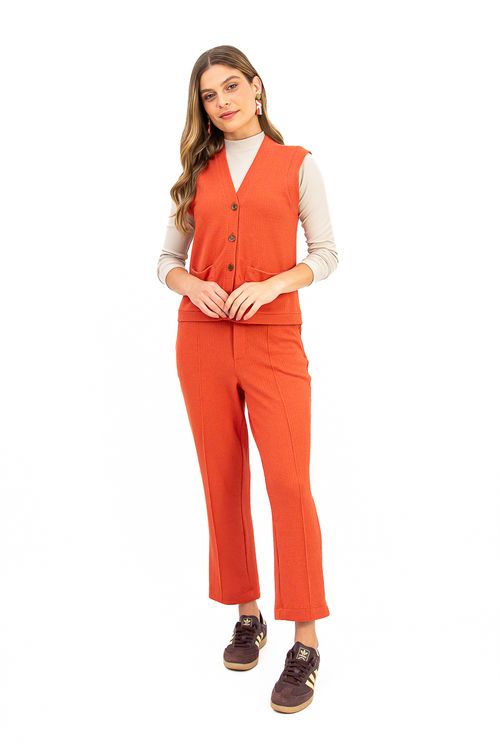 CALCA-JOGGING-EM-MALHA-HERITAGE-CONFORTO-E-ESTILO-NO-MESMO-LOOK--CONFECCIONADA-EM-MALHA-HERITAGE-LEVE-E-CONFORTAVEL-ESTA-CALCA-JOGGING-TRAZ-COS-COM-ELASTICO-NAS-COSTAS-GARANTINDO-AJUSTE-PERFEITO-AO-CORPO.-POSSUI-NERVURA-FRONTAL-QUE-ALONGA-A-SILHUETA-BOLSO-FACA-FUNCIONAL-E-ZIPER-FALSO-PARA-UM-VISUAL-MODERNO-COM-PRATICIDADE.-PERFEITA-PARA-PRODUCOES-CASUAIS-E-ELEGANTES-NO-DIA-A-DIA.