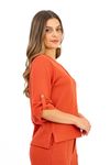 BLUSA-CONFECCIONADA-EM-MALHA-HERITAGE-DE-VISCOSE-COM-ELASTANO-PROPORCIONANDO-CONFORTO-E-LIBERDADE-NOS-MOVIMENTOS.-POSSUI-DECOTE-CANOA-COM-DETALHE-EM-GOTA-E-BOTAO-NAS-COSTAS-QUE-ADICIONA-UM-TOQUE-DE-CHARME-A-PECA.-A-MANGA-3-4-COM-ALETA-E-AS-FENDAS-LATERAIS-COMPLETAM-O-VISUAL-COM-ESTILO.-VERSATIL-E-ELEGANTE-E-PERFEITA-PARA-COMPOR-LOOKS-CASUAIS-OU-MAIS-SOFISTICADOS.