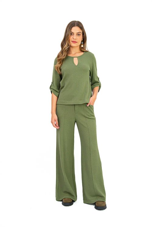 BLUSA-CONFECCIONADA-EM-MALHA-HERITAGE-DE-VISCOSE-COM-ELASTANO-PROPORCIONANDO-CONFORTO-E-LIBERDADE-NOS-MOVIMENTOS.-POSSUI-DECOTE-CANOA-COM-DETALHE-EM-GOTA-E-BOTAO-NAS-COSTAS-QUE-ADICIONA-UM-TOQUE-DE-CHARME-A-PECA.-A-MANGA-3-4-COM-ALETA-E-AS-FENDAS-LATERAIS-COMPLETAM-O-VISUAL-COM-ESTILO.-VERSATIL-E-ELEGANTE-E-PERFEITA-PARA-COMPOR-LOOKS-CASUAIS-OU-MAIS-SOFISTICADOS.