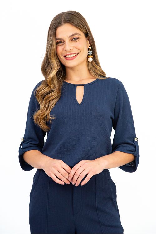BLUSA-CONFECCIONADA-EM-MALHA-HERITAGE-DE-VISCOSE-COM-ELASTANO-PROPORCIONANDO-CONFORTO-E-LIBERDADE-NOS-MOVIMENTOS.-POSSUI-DECOTE-CANOA-COM-DETALHE-EM-GOTA-E-BOTAO-NAS-COSTAS-QUE-ADICIONA-UM-TOQUE-DE-CHARME-A-PECA.-A-MANGA-3-4-COM-ALETA-E-AS-FENDAS-LATERAIS-COMPLETAM-O-VISUAL-COM-ESTILO.-VERSATIL-E-ELEGANTE-E-PERFEITA-PARA-COMPOR-LOOKS-CASUAIS-OU-MAIS-SOFISTICADOS.