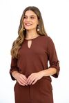 BLUSA-CONFECCIONADA-EM-MALHA-HERITAGE-DE-VISCOSE-COM-ELASTANO-PROPORCIONANDO-CONFORTO-E-LIBERDADE-NOS-MOVIMENTOS.-POSSUI-DECOTE-CANOA-COM-DETALHE-EM-GOTA-E-BOTAO-NAS-COSTAS-QUE-ADICIONA-UM-TOQUE-DE-CHARME-A-PECA.-A-MANGA-3-4-COM-ALETA-E-AS-FENDAS-LATERAIS-COMPLETAM-O-VISUAL-COM-ESTILO.-VERSATIL-E-ELEGANTE-E-PERFEITA-PARA-COMPOR-LOOKS-CASUAIS-OU-MAIS-SOFISTICADOS.