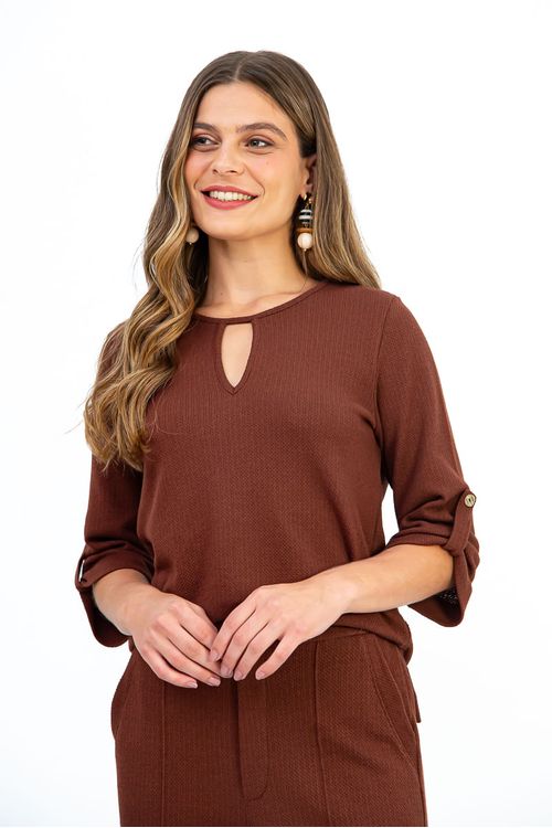 BLUSA-CONFECCIONADA-EM-MALHA-HERITAGE-DE-VISCOSE-COM-ELASTANO-PROPORCIONANDO-CONFORTO-E-LIBERDADE-NOS-MOVIMENTOS.-POSSUI-DECOTE-CANOA-COM-DETALHE-EM-GOTA-E-BOTAO-NAS-COSTAS-QUE-ADICIONA-UM-TOQUE-DE-CHARME-A-PECA.-A-MANGA-3-4-COM-ALETA-E-AS-FENDAS-LATERAIS-COMPLETAM-O-VISUAL-COM-ESTILO.-VERSATIL-E-ELEGANTE-E-PERFEITA-PARA-COMPOR-LOOKS-CASUAIS-OU-MAIS-SOFISTICADOS.