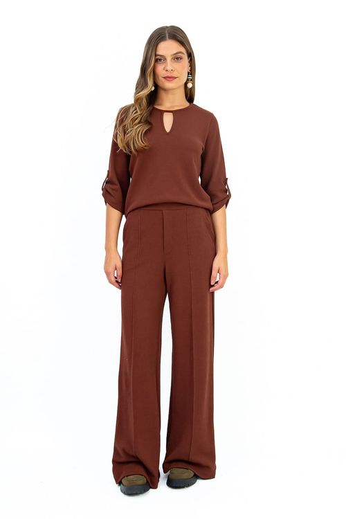 BLUSA-CONFECCIONADA-EM-MALHA-HERITAGE-DE-VISCOSE-COM-ELASTANO-PROPORCIONANDO-CONFORTO-E-LIBERDADE-NOS-MOVIMENTOS.-POSSUI-DECOTE-CANOA-COM-DETALHE-EM-GOTA-E-BOTAO-NAS-COSTAS-QUE-ADICIONA-UM-TOQUE-DE-CHARME-A-PECA.-A-MANGA-3-4-COM-ALETA-E-AS-FENDAS-LATERAIS-COMPLETAM-O-VISUAL-COM-ESTILO.-VERSATIL-E-ELEGANTE-E-PERFEITA-PARA-COMPOR-LOOKS-CASUAIS-OU-MAIS-SOFISTICADOS.