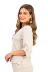 BLUSA-CONFECCIONADA-EM-MALHA-HERITAGE-DE-VISCOSE-COM-ELASTANO-PROPORCIONANDO-CONFORTO-E-LIBERDADE-NOS-MOVIMENTOS.-POSSUI-DECOTE-CANOA-COM-DETALHE-EM-GOTA-E-BOTAO-NAS-COSTAS-QUE-ADICIONA-UM-TOQUE-DE-CHARME-A-PECA.-A-MANGA-3-4-COM-ALETA-E-AS-FENDAS-LATERAIS-COMPLETAM-O-VISUAL-COM-ESTILO.-VERSATIL-E-ELEGANTE-E-PERFEITA-PARA-COMPOR-LOOKS-CASUAIS-OU-MAIS-SOFISTICADOS.
