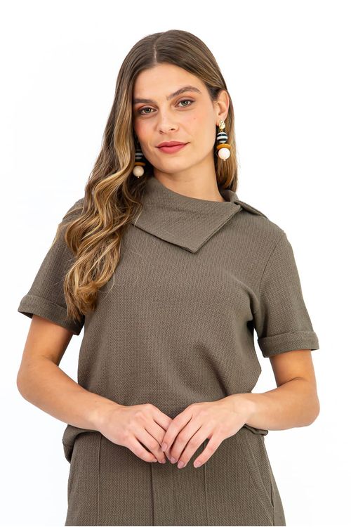 Blusa-em-malha-Heritage-com-maxi-gola-virada-vista-frontal.