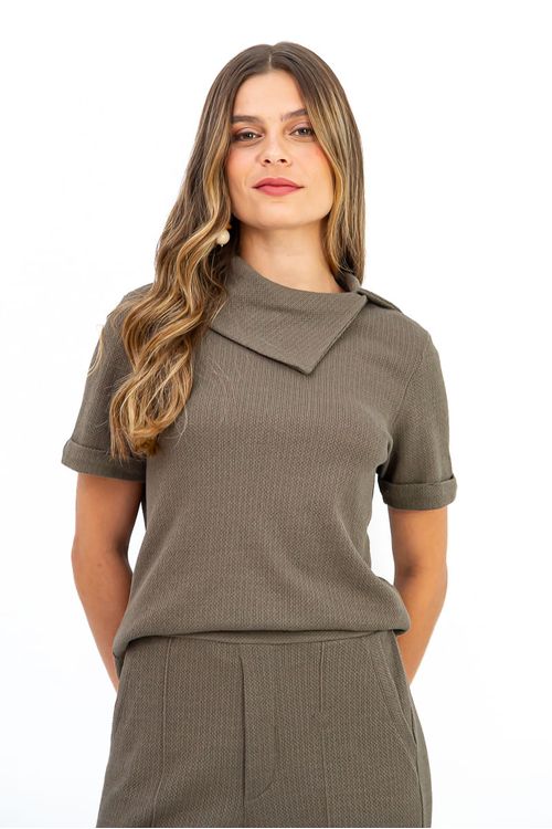 Vista-lateral-da-blusa-mostrando-o-caimento-e-detalhes.