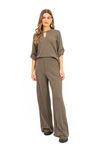 Calca-pantalona-feita-de-malha-Heritage-com-cos-elastico-nas-costas-e-nervura-em-toda-sua-extensao.-Ideal-para-ocasioes-formais-ou-casuais-oferecendo-conforto-e-estilo.