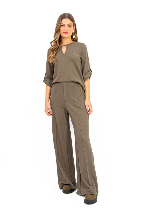 Calca-pantalona-feita-de-malha-Heritage-com-cos-elastico-nas-costas-e-nervura-em-toda-sua-extensao.-Ideal-para-ocasioes-formais-ou-casuais-oferecendo-conforto-e-estilo.