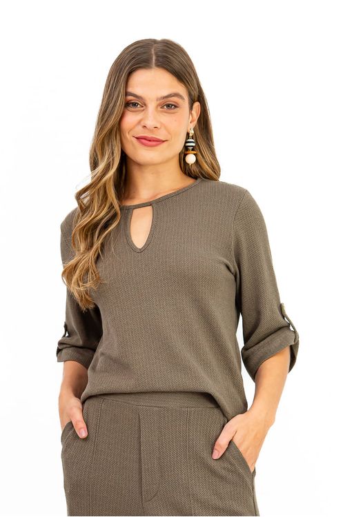 Calca-pantalona-feita-de-malha-Heritage-com-cos-elastico-nas-costas-e-nervura-em-toda-sua-extensao.-Ideal-para-ocasioes-formais-ou-casuais-oferecendo-conforto-e-estilo.