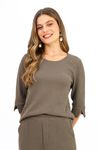 BLUSA-EM-MALHA-HERITAGE-DE-VISCOSE-COM-ELASTANO.-POSSUI-DECOTE-CANOA-RECORTE-NOS-OMBROS-E-FECHAMENTO-EM-BOTAO-NAS-COSTAS.-A-MANGA-3-4-COM-PUNHO-LARGO-COM-ABERTURA-TRAZ-UM-TOQUE-DE-ESTILO-E-PRATICIDADE.-IDEAL-PARA-LOOKS-QUE-EQUILIBRAM-CONFORTO-E-SOFISTICACAO-NO-DIA-A-DIA
