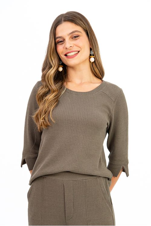 BLUSA-EM-MALHA-HERITAGE-DE-VISCOSE-COM-ELASTANO.-POSSUI-DECOTE-CANOA-RECORTE-NOS-OMBROS-E-FECHAMENTO-EM-BOTAO-NAS-COSTAS.-A-MANGA-3-4-COM-PUNHO-LARGO-COM-ABERTURA-TRAZ-UM-TOQUE-DE-ESTILO-E-PRATICIDADE.-IDEAL-PARA-LOOKS-QUE-EQUILIBRAM-CONFORTO-E-SOFISTICACAO-NO-DIA-A-DIA