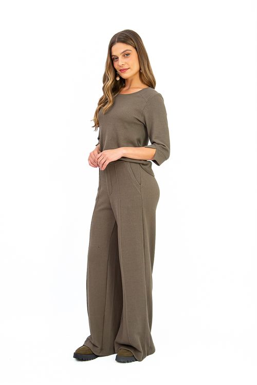 BLUSA-EM-MALHA-HERITAGE-DE-VISCOSE-COM-ELASTANO.-POSSUI-DECOTE-CANOA-RECORTE-NOS-OMBROS-E-FECHAMENTO-EM-BOTAO-NAS-COSTAS.-A-MANGA-3-4-COM-PUNHO-LARGO-COM-ABERTURA-TRAZ-UM-TOQUE-DE-ESTILO-E-PRATICIDADE.-IDEAL-PARA-LOOKS-QUE-EQUILIBRAM-CONFORTO-E-SOFISTICACAO-NO-DIA-A-DIA