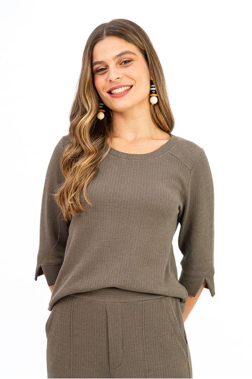 Blusa-feminina-em-malha-fendi-com-decote-canoa-e-mangas-3-4-com-punho-largo.