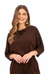 BLUSA-MODELO-MORCEGO-FEITA-EM-MALHA-DE-VISCOSE-VISUP-COM-ELASTANO.-POSSUI-DECOTE-U-COM-TUNEL-E-ROLOTE-PARA-AJUSTE-MANGAS-3-4-COM-PUNHO-E-BARRA-DUPLA-COM-FENDAS-LATERAIS.-A-MODELAGEM-AMPLA-GARANTE-CONFORTO-E-UM-VISUAL-MODERNO-IDEAL-PARA-COMPOR-LOOKS-CASUAIS-COM-PERSONALIDADE.