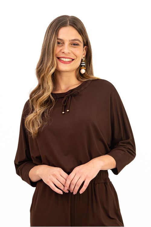 BLUSA-MODELO-MORCEGO-FEITA-EM-MALHA-DE-VISCOSE-VISUP-COM-ELASTANO.-POSSUI-DECOTE-U-COM-TUNEL-E-ROLOTE-PARA-AJUSTE-MANGAS-3-4-COM-PUNHO-E-BARRA-DUPLA-COM-FENDAS-LATERAIS.-A-MODELAGEM-AMPLA-GARANTE-CONFORTO-E-UM-VISUAL-MODERNO-IDEAL-PARA-COMPOR-LOOKS-CASUAIS-COM-PERSONALIDADE.