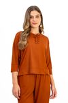 BLUSA-MODELO-MORCEGO-FEITA-EM-MALHA-DE-VISCOSE-VISUP-COM-ELASTANO.-POSSUI-DECOTE-U-COM-TUNEL-E-ROLOTE-PARA-AJUSTE-MANGAS-3-4-COM-PUNHO-E-BARRA-DUPLA-COM-FENDAS-LATERAIS.-A-MODELAGEM-AMPLA-GARANTE-CONFORTO-E-UM-VISUAL-MODERNO-IDEAL-PARA-COMPOR-LOOKS-CASUAIS-COM-PERSONALIDADE.