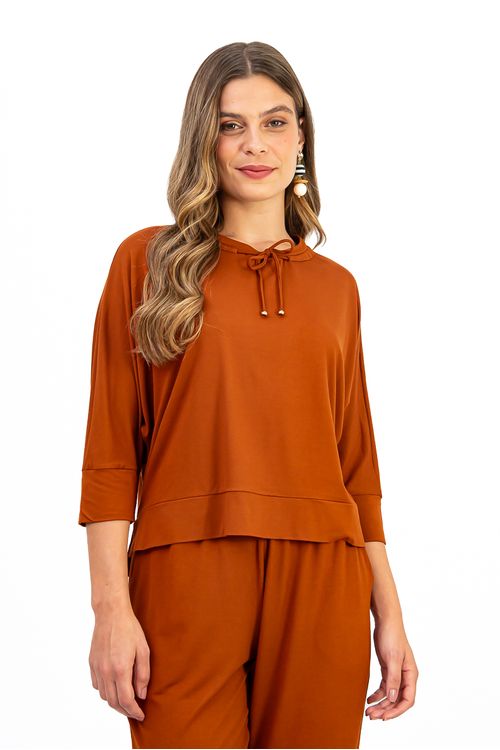 BLUSA-MODELO-MORCEGO-FEITA-EM-MALHA-DE-VISCOSE-VISUP-COM-ELASTANO.-POSSUI-DECOTE-U-COM-TUNEL-E-ROLOTE-PARA-AJUSTE-MANGAS-3-4-COM-PUNHO-E-BARRA-DUPLA-COM-FENDAS-LATERAIS.-A-MODELAGEM-AMPLA-GARANTE-CONFORTO-E-UM-VISUAL-MODERNO-IDEAL-PARA-COMPOR-LOOKS-CASUAIS-COM-PERSONALIDADE.