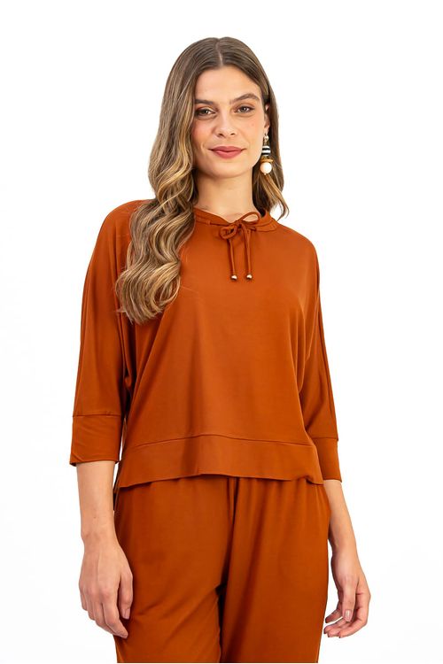 BLUSA-MODELO-MORCEGO-FEITA-EM-MALHA-DE-VISCOSE-VISUP-COM-ELASTANO.-POSSUI-DECOTE-U-COM-TUNEL-E-ROLOTE-PARA-AJUSTE-MANGAS-3-4-COM-PUNHO-E-BARRA-DUPLA-COM-FENDAS-LATERAIS.-A-MODELAGEM-AMPLA-GARANTE-CONFORTO-E-UM-VISUAL-MODERNO-IDEAL-PARA-COMPOR-LOOKS-CASUAIS-COM-PERSONALIDADE.