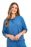 BLUSA-MODELO-MORCEGO-FEITA-EM-MALHA-DE-VISCOSE-VISUP-COM-ELASTANO.-POSSUI-DECOTE-U-COM-TUNEL-E-ROLOTE-PARA-AJUSTE-MANGAS-3-4-COM-PUNHO-E-BARRA-DUPLA-COM-FENDAS-LATERAIS.-A-MODELAGEM-AMPLA-GARANTE-CONFORTO-E-UM-VISUAL-MODERNO-IDEAL-PARA-COMPOR-LOOKS-CASUAIS-COM-PERSONALIDADE.