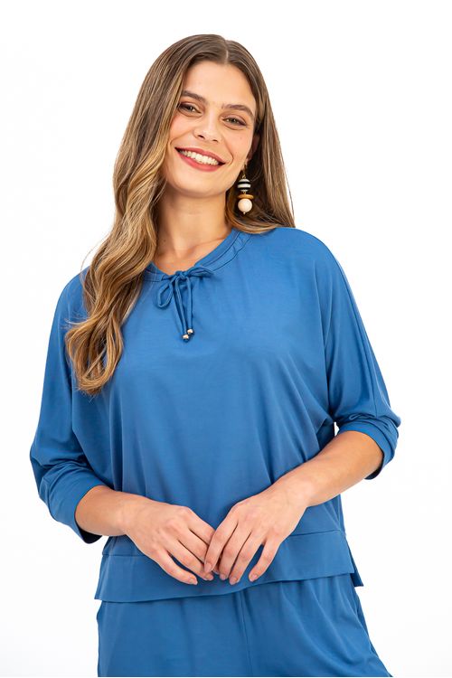 BLUSA-MODELO-MORCEGO-FEITA-EM-MALHA-DE-VISCOSE-VISUP-COM-ELASTANO.-POSSUI-DECOTE-U-COM-TUNEL-E-ROLOTE-PARA-AJUSTE-MANGAS-3-4-COM-PUNHO-E-BARRA-DUPLA-COM-FENDAS-LATERAIS.-A-MODELAGEM-AMPLA-GARANTE-CONFORTO-E-UM-VISUAL-MODERNO-IDEAL-PARA-COMPOR-LOOKS-CASUAIS-COM-PERSONALIDADE.