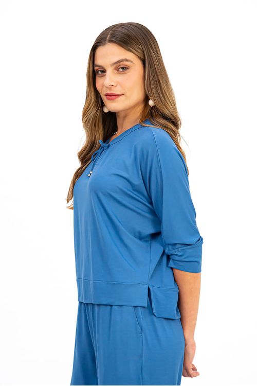 BLUSA-MODELO-MORCEGO-FEITA-EM-MALHA-DE-VISCOSE-VISUP-COM-ELASTANO.-POSSUI-DECOTE-U-COM-TUNEL-E-ROLOTE-PARA-AJUSTE-MANGAS-3-4-COM-PUNHO-E-BARRA-DUPLA-COM-FENDAS-LATERAIS.-A-MODELAGEM-AMPLA-GARANTE-CONFORTO-E-UM-VISUAL-MODERNO-IDEAL-PARA-COMPOR-LOOKS-CASUAIS-COM-PERSONALIDADE.