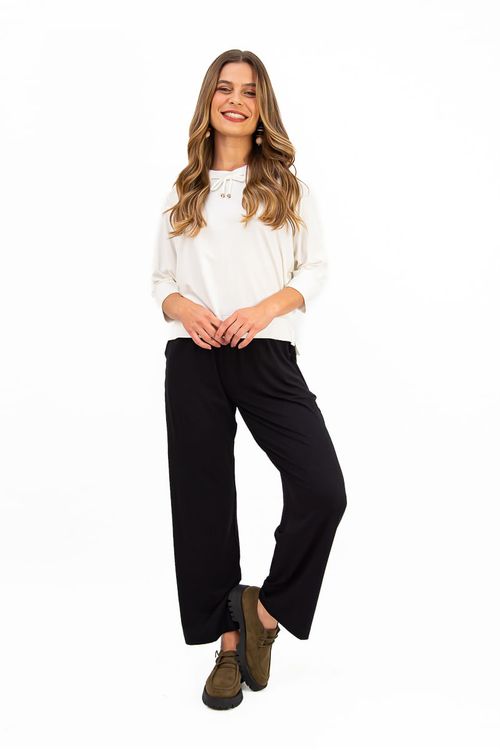BLUSA-MODELO-MORCEGO-FEITA-EM-MALHA-DE-VISCOSE-VISUP-COM-ELASTANO.-POSSUI-DECOTE-U-COM-TUNEL-E-ROLOTE-PARA-AJUSTE-MANGAS-3-4-COM-PUNHO-E-BARRA-DUPLA-COM-FENDAS-LATERAIS.-A-MODELAGEM-AMPLA-GARANTE-CONFORTO-E-UM-VISUAL-MODERNO-IDEAL-PARA-COMPOR-LOOKS-CASUAIS-COM-PERSONALIDADE.