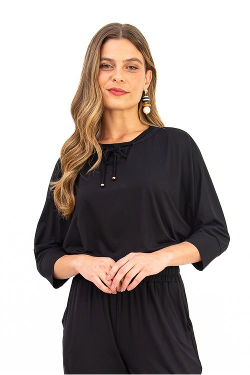 BLUSA-MODELO-MORCEGO-FEITA-EM-MALHA-DE-VISCOSE-VISUP-COM-ELASTANO.-POSSUI-DECOTE-U-COM-TUNEL-E-ROLOTE-PARA-AJUSTE-MANGAS-3-4-COM-PUNHO-E-BARRA-DUPLA-COM-FENDAS-LATERAIS.-A-MODELAGEM-AMPLA-GARANTE-CONFORTO-E-UM-VISUAL-MODERNO-IDEAL-PARA-COMPOR-LOOKS-CASUAIS-COM-PERSONALIDADE.