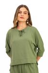 BLUSA-MODELO-MORCEGO-FEITA-EM-MALHA-DE-VISCOSE-VISUP-COM-ELASTANO.-POSSUI-DECOTE-U-COM-TUNEL-E-ROLOTE-PARA-AJUSTE-MANGAS-3-4-COM-PUNHO-E-BARRA-DUPLA-COM-FENDAS-LATERAIS.-A-MODELAGEM-AMPLA-GARANTE-CONFORTO-E-UM-VISUAL-MODERNO-IDEAL-PARA-COMPOR-LOOKS-CASUAIS-COM-PERSONALIDADE.