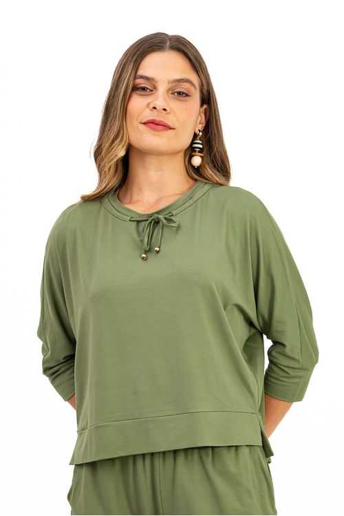 BLUSA-MODELO-MORCEGO-FEITA-EM-MALHA-DE-VISCOSE-VISUP-COM-ELASTANO.-POSSUI-DECOTE-U-COM-TUNEL-E-ROLOTE-PARA-AJUSTE-MANGAS-3-4-COM-PUNHO-E-BARRA-DUPLA-COM-FENDAS-LATERAIS.-A-MODELAGEM-AMPLA-GARANTE-CONFORTO-E-UM-VISUAL-MODERNO-IDEAL-PARA-COMPOR-LOOKS-CASUAIS-COM-PERSONALIDADE.