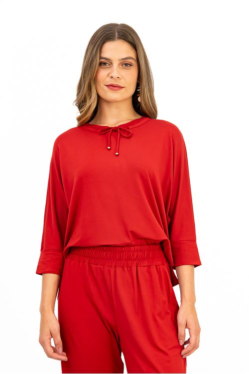 BLUSA-MODELO-MORCEGO-FEITA-EM-MALHA-DE-VISCOSE-VISUP-COM-ELASTANO.-POSSUI-DECOTE-U-COM-TUNEL-E-ROLOTE-PARA-AJUSTE-MANGAS-3-4-COM-PUNHO-E-BARRA-DUPLA-COM-FENDAS-LATERAIS.-A-MODELAGEM-AMPLA-GARANTE-CONFORTO-E-UM-VISUAL-MODERNO-IDEAL-PARA-COMPOR-LOOKS-CASUAIS-COM-PERSONALIDADE.