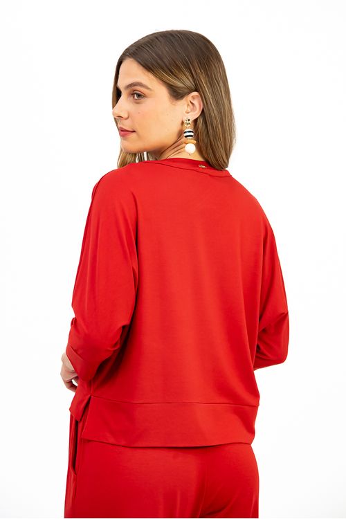 BLUSA-MODELO-MORCEGO-FEITA-EM-MALHA-DE-VISCOSE-VISUP-COM-ELASTANO.-POSSUI-DECOTE-U-COM-TUNEL-E-ROLOTE-PARA-AJUSTE-MANGAS-3-4-COM-PUNHO-E-BARRA-DUPLA-COM-FENDAS-LATERAIS.-A-MODELAGEM-AMPLA-GARANTE-CONFORTO-E-UM-VISUAL-MODERNO-IDEAL-PARA-COMPOR-LOOKS-CASUAIS-COM-PERSONALIDADE.