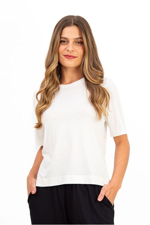 BLUSA-CONFECCIONADA-EM-MALHA-DE-VISCOSE-VISUP-COM-ELASTANO.-POSSUI-DECOTE-EM-U-MEIA-MANGA-E-ACABAMENTO-COM-BAINHA-LARGA-QUE-VALORIZA-A-PECA-COM-UM-TOQUE-CLEAN-E-MODERNO.-COM-MODELAGEM-PRATICA-E-CONFORTAVEL-E-IDEAL-PARA-COMPOR-LOOKS-DESCOMPLICADOS-E-CHEIOS-DE-ESTILO-NO-DIA-A-DIA.