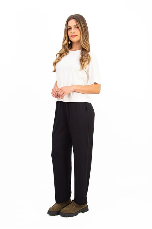 BLUSA-CONFECCIONADA-EM-MALHA-DE-VISCOSE-VISUP-COM-ELASTANO.-POSSUI-DECOTE-EM-U-MEIA-MANGA-E-ACABAMENTO-COM-BAINHA-LARGA-QUE-VALORIZA-A-PECA-COM-UM-TOQUE-CLEAN-E-MODERNO.-COM-MODELAGEM-PRATICA-E-CONFORTAVEL-E-IDEAL-PARA-COMPOR-LOOKS-DESCOMPLICADOS-E-CHEIOS-DE-ESTILO-NO-DIA-A-DIA.