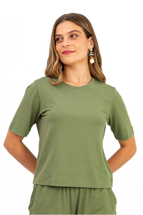 BLUSA-CONFECCIONADA-EM-MALHA-DE-VISCOSE-VISUP-COM-ELASTANO.-POSSUI-DECOTE-EM-U-MEIA-MANGA-E-ACABAMENTO-COM-BAINHA-LARGA-QUE-VALORIZA-A-PECA-COM-UM-TOQUE-CLEAN-E-MODERNO.-COM-MODELAGEM-PRATICA-E-CONFORTAVEL-E-IDEAL-PARA-COMPOR-LOOKS-DESCOMPLICADOS-E-CHEIOS-DE-ESTILO-NO-DIA-A-DIA.