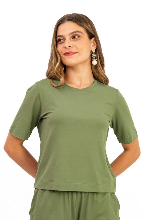 BLUSA-CONFECCIONADA-EM-MALHA-DE-VISCOSE-VISUP-COM-ELASTANO.-POSSUI-DECOTE-EM-U-MEIA-MANGA-E-ACABAMENTO-COM-BAINHA-LARGA-QUE-VALORIZA-A-PECA-COM-UM-TOQUE-CLEAN-E-MODERNO.-COM-MODELAGEM-PRATICA-E-CONFORTAVEL-E-IDEAL-PARA-COMPOR-LOOKS-DESCOMPLICADOS-E-CHEIOS-DE-ESTILO-NO-DIA-A-DIA.