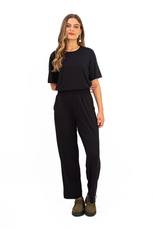 Blusa preta básica com decote em U e meia manga, vista completa com calça preta.