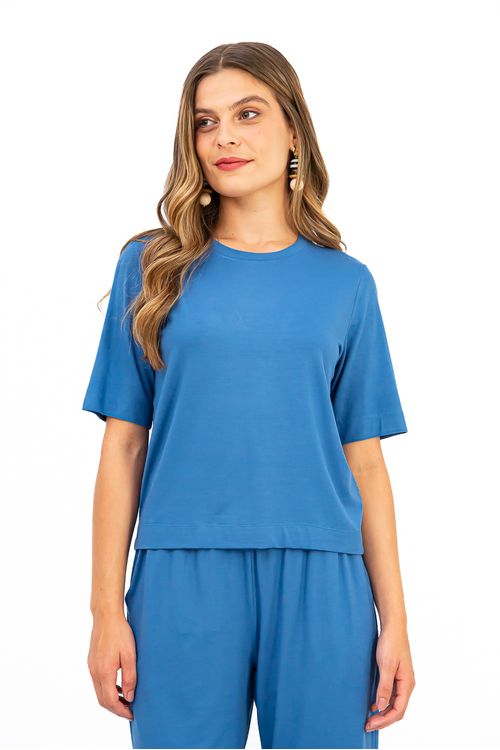 BLUSA-CONFECCIONADA-EM-MALHA-DE-VISCOSE-VISUP-COM-ELASTANO.-POSSUI-DECOTE-EM-U-MEIA-MANGA-E-ACABAMENTO-COM-BAINHA-LARGA-QUE-VALORIZA-A-PECA-COM-UM-TOQUE-CLEAN-E-MODERNO.-COM-MODELAGEM-PRATICA-E-CONFORTAVEL-E-IDEAL-PARA-COMPOR-LOOKS-DESCOMPLICADOS-E-CHEIOS-DE-ESTILO-NO-DIA-A-DIA.