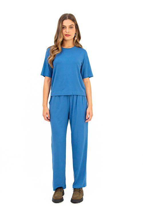 BLUSA-CONFECCIONADA-EM-MALHA-DE-VISCOSE-VISUP-COM-ELASTANO.-POSSUI-DECOTE-EM-U-MEIA-MANGA-E-ACABAMENTO-COM-BAINHA-LARGA-QUE-VALORIZA-A-PECA-COM-UM-TOQUE-CLEAN-E-MODERNO.-COM-MODELAGEM-PRATICA-E-CONFORTAVEL-E-IDEAL-PARA-COMPOR-LOOKS-DESCOMPLICADOS-E-CHEIOS-DE-ESTILO-NO-DIA-A-DIA.